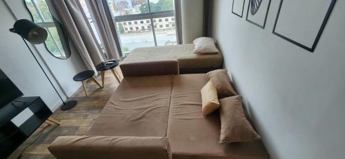 sala de estar con 2 camas y sofá en Barrancas de Madero en Buenos Aires