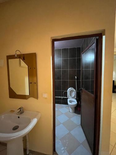Ένα μπάνιο στο Appartement trois chambres