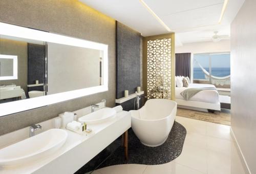 Un ou plusieurs lits dans un hébergement de l'établissement Ocean view suite