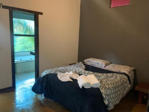 um quarto com 2 camas e toalhas em Pousada Rota dos Macacos em Nova Lima
