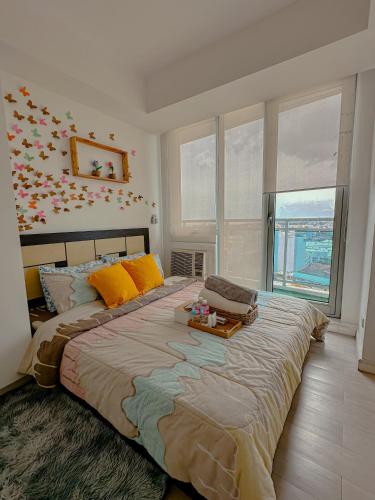 Ένα ή περισσότερα κρεβάτια σε δωμάτιο στο Corner Hideout - Azure Staycation