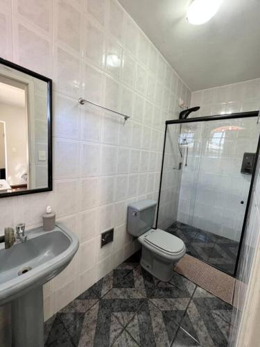 a bathroom with a shower and a toilet and a sink at Estadia das Gerais - Suíte Privativa 5 in Ouro Preto