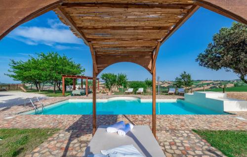 Πισίνα στο ή κοντά στο 4 Bedroom Beautiful Home In Senigallia