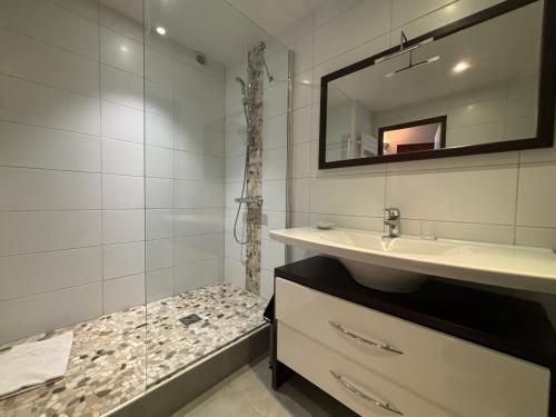une salle de bain avec un lavabo et une douche dans l'établissement Studio face mer tout confort, proche plage et centre, Les Sables-d'Olonne - FR-1-197-267, à Les Sables-dʼOlonne