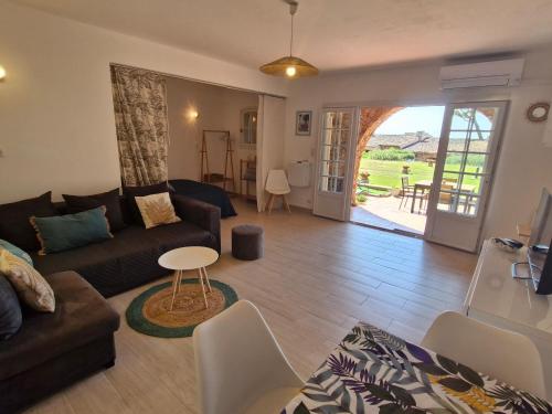 un salon avec un canapé et une table dans l'établissement Studio climatisé avec piscine, parking, proche plage - Sainte-Maxime - FR-1-780-75, à Sainte-Maxime