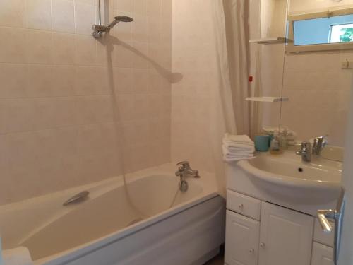 Koupelna v ubytování Le Relais du Grand Guet - FR-1-489-463