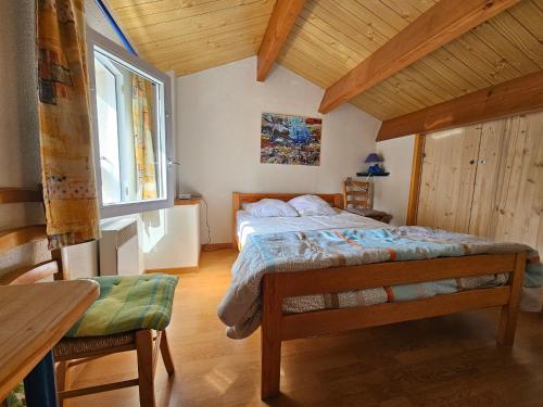 une chambre avec un lit, une table et une fenêtre dans l'établissement Charmante Maison avec Cour Privative - Proche Plage et Commerces, Animaux Acceptés sur Demande - FR-1-476-212, à La Tranche-sur-Mer