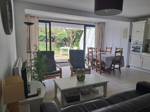 un salon avec un canapé et une table dans l'établissement Maison 5 Couchages, 100m Plage, Parking, Jardin, Saint Jean de Monts - FR-1-323-540, à Saint-Jean-de-Monts
