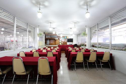 a conference room with red tables and chairs at Chomdoi House Hotel in Chiang Mai