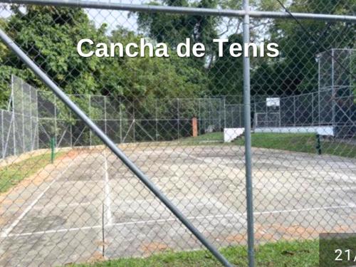 a chain link fence with the words canada de terms at """Apartamento 2 Habit en Ciudadela del Sol -Condominio, 4 piscinas, a una cuadra del parque""" in San Jerónimo