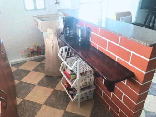 a kitchen with a counter and a sink and a counter at """Apartamento 2 Habit en Ciudadela del Sol -Condominio, 4 piscinas, a una cuadra del parque""" in San Jerónimo