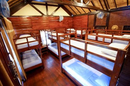 - un ensemble de lits superposés dans une chambre dans l'établissement Gili Buana, à Gili Air