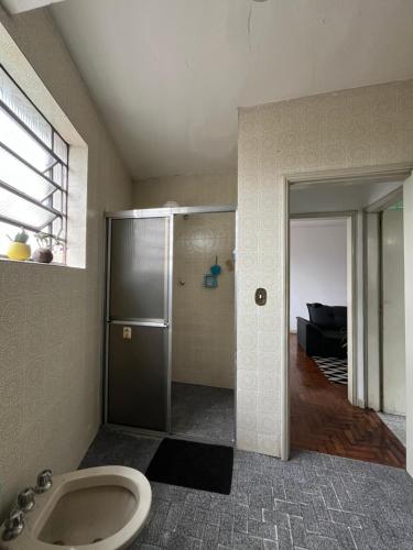 a bathroom with a toilet and a sink in a room at apartamento no centro in Osasco