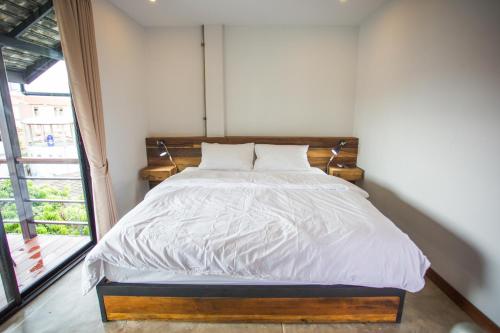 Cama o camas de una habitación en The Arak Bed, Bar and Hostel