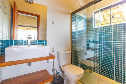 Un baño con inodoro, lavabo y ducha. en Suite Canto do Embauba, en Ilhabela