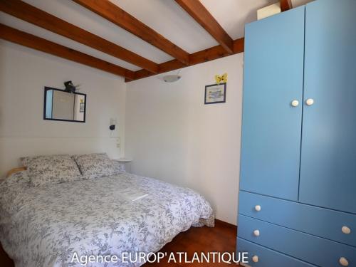 - une chambre avec un lit et une armoire bleue dans l'établissement Maison T3 bis La Palmyre - Terrasse, Wifi, Parking, Proche Mer et Commerces - FR-1-705-80, aux Mathes