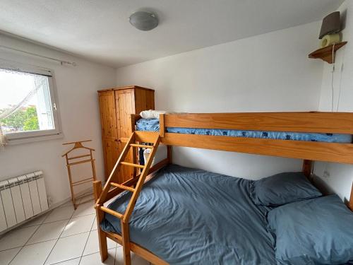 une chambre avec deux lits superposés et une échelle dans l'établissement Appartement lumineux au port de plaisance des Sables-d'Olonne avec balcon et équipements modernes - FR-1-197-602, à Les Sables-dʼOlonne