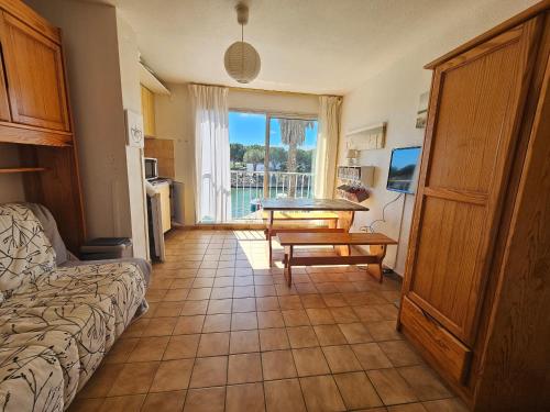 un salon avec une table et un canapé dans l'établissement Appartement 4 pers., 1 ch. - Saint-Cyprien avec Parking - FR-1-309-461, à Saint-Cyprien