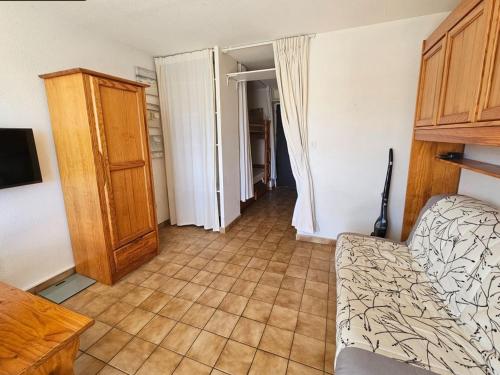 - un salon avec un canapé et du carrelage dans l'établissement Appartement 4 pers., 1 ch. - Saint-Cyprien avec Parking - FR-1-309-461, à Saint-Cyprien