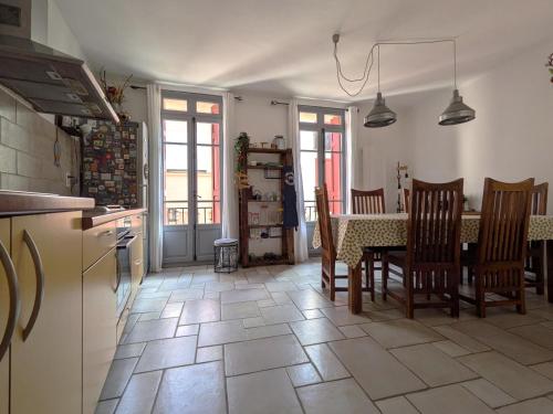 une cuisine et une salle à manger avec une table et des chaises dans l'établissement Maison de village à 200m de la plage à Collioure - FR-1-309-464, à Collioure