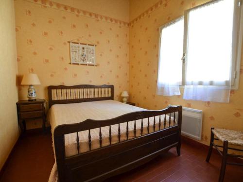 une chambre avec un lit et une fenêtre dans l'établissement Maison de vacances 4 pièces pour 6 personnes à 300m de la mer à La Palmyre - Tennis, patio, parking - FR-1-705-74, aux Mathes