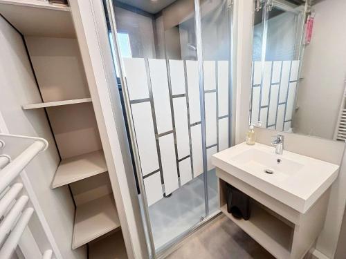 une salle de bain avec lavabo et douche dans l'établissement Chalet de Standing à Jullouville: 6 Couchages, Piscine Chauffée, Proche Plage et Commerces, WiFi Gratuit - FR-1-361-548, à Jullouville