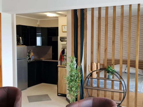 un salon avec une table et une cuisine dans l'établissement Studio fonctionnel à 50m plage avec parking privé, loggia et accès commerces - Le Barcarès - FR-1-782-65, au Barcarès