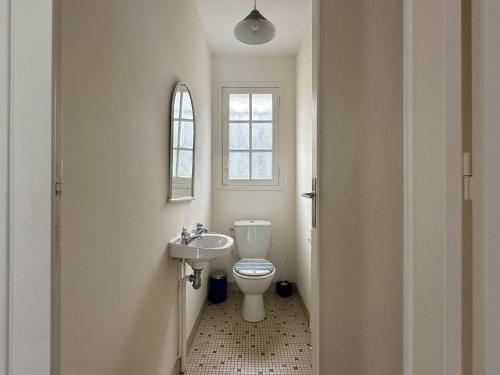 une salle de bain avec toilettes, lavabo et fenêtre dans l'établissement Villa avec Grande Piscine, 6 Chambres, Tennis, Plage Privée - La Palmyre - FR-1-705-83, aux Mathes