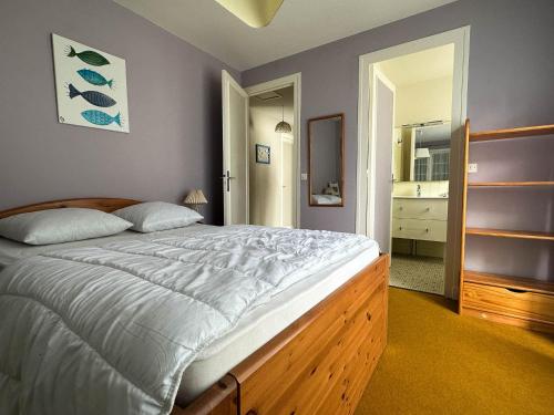 une chambre avec un grand lit et une salle de bain dans l'établissement Villa avec Grande Piscine, 6 Chambres, Tennis, Plage Privée - La Palmyre - FR-1-705-83, aux Mathes