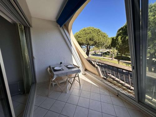 Photo de la galerie de l'établissement Studio confortable avec terrasse, piscine, parking privé, à 100m de la plage - 4 pers - FR-1-731-79, au Grau-du-Roi