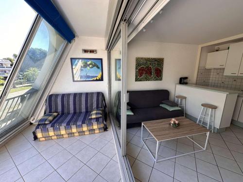 Photo de la galerie de l'établissement Studio confortable avec terrasse, piscine, parking privé, à 100m de la plage - 4 pers - FR-1-731-79, au Grau-du-Roi