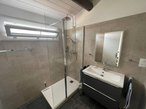 une salle de bain avec un lavabo et une douche dans l'établissement Villa rénovée à 50 m de la plage avec clim et wifi - FR-1-723-162, au Cap d'Agde