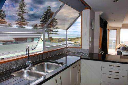 Η κουζίνα ή μικρή κουζίνα στο Beachfront Home in Mount Maunganui