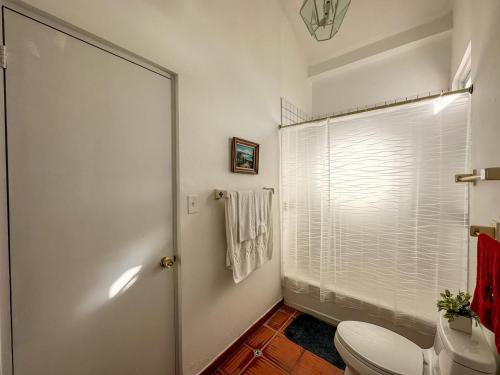 Et badeværelse på La Rinconada Beachfront Retreat