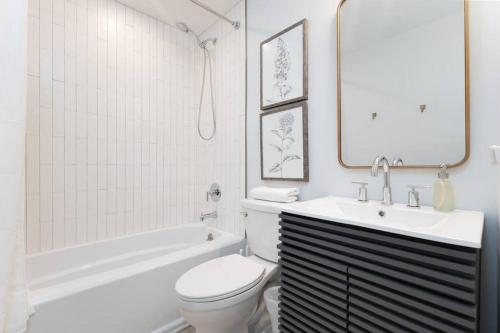 a bathroom with a toilet and a sink and a tub at Be A Nomad - Jacksonville Beach Studio - 60-Second Walk to Ocean - Sleeps 2 in Jacksonville Beach