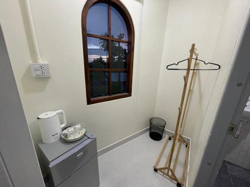 a room with a dresser and a window at ภูผา เฮ้าส์ รีสอร์ท in Ban Mung