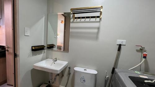 Ένα μπάνιο στο UrbanEase Living at Charm Residences Near Sta Lucia Mall and Robinsons Mall