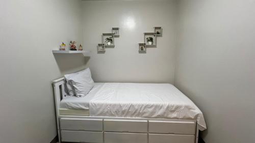 Ένα ή περισσότερα κρεβάτια σε δωμάτιο στο UrbanEase Living at Charm Residences Near Sta Lucia Mall and Robinsons Mall