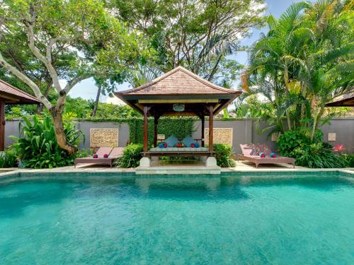 einen Pavillon neben einem Pool in der Unterkunft Villa Kedidi in Canggu