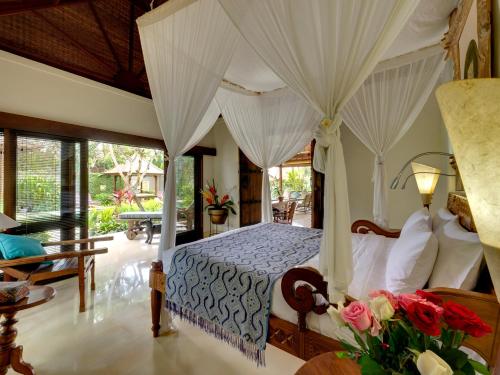 1 dormitorio con 1 cama en una habitación en Villa Kedidi, en Canggu