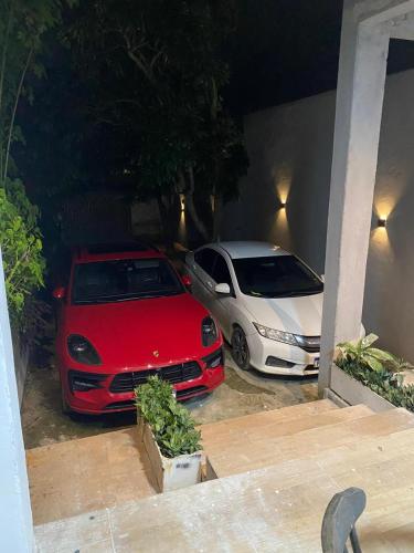 zwei Autos nebeneinander in einer Garage geparkt in der Unterkunft Casa para alugar em Campina Grande in Campina Grande