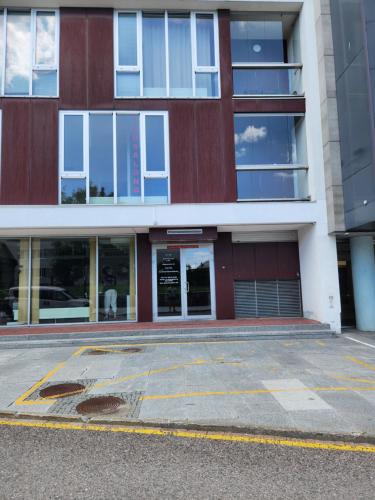 un parcheggio vuoto di fronte a un edificio di PÄRNU CENTER a Pärnu
