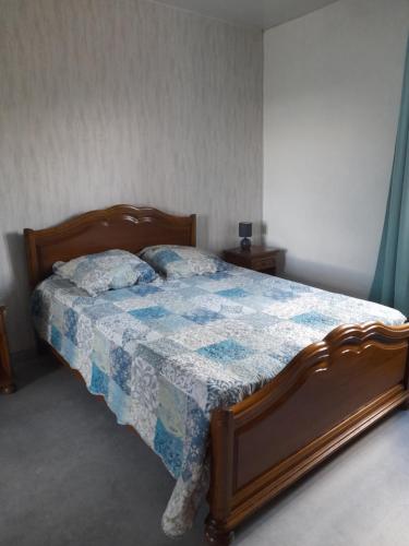 - une chambre avec un lit doté d'une couette bleue et blanche dans l'établissement campagnarde, à Quettetot