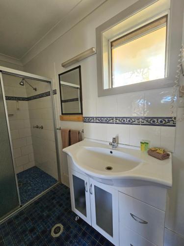 a bathroom with a sink and a shower at Bellview Motel in Narrabri