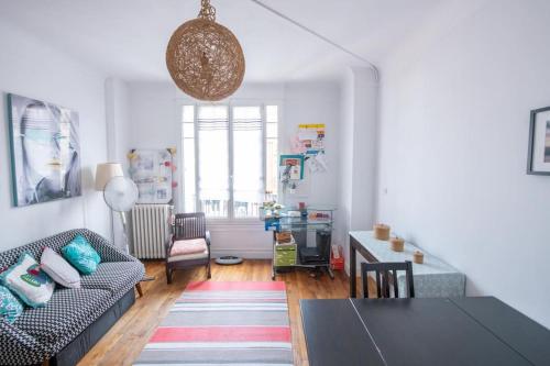 un salon avec un canapé et une table dans l'établissement Joséphine Baker , appartement cosy , 2 pièces ensoleillé, à Paris