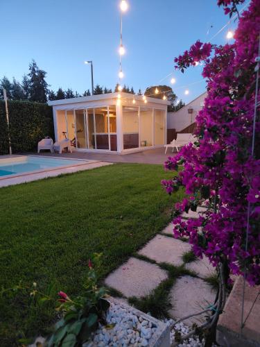 a house with purple flowers in the yard at Le dimore di Billa in La Martella