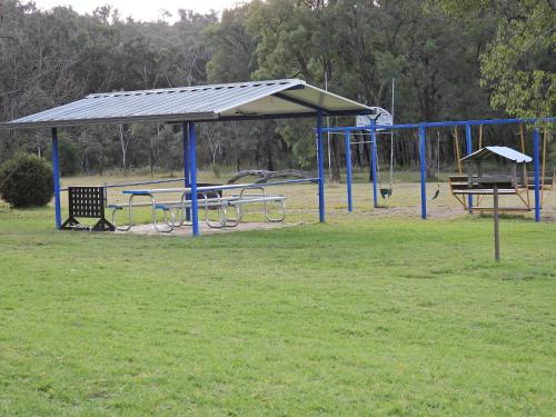 Kawasan permainan kanak-kanak di Warrumbungles Mountain Motel