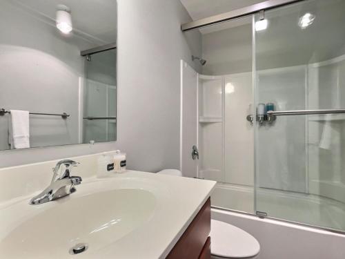 Bilik mandi di SnowDen - Pool, Gym, Hiking, Fireplace!
