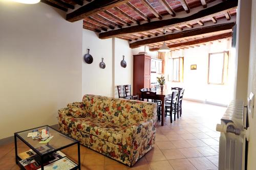 a living room with a couch and a table at Il Dormiglione in Foiano della Chiana