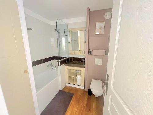 une petite salle de bain avec douche et toilettes dans l'établissement Village Cap Esterel Vue Mer, Duplex Climatisé, à Agay